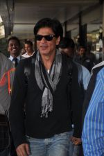Shahrukh Khan arrives from Unesco Dusseldorf event in Airport, Mumbai on 21st Nov 2011 (15).JPG